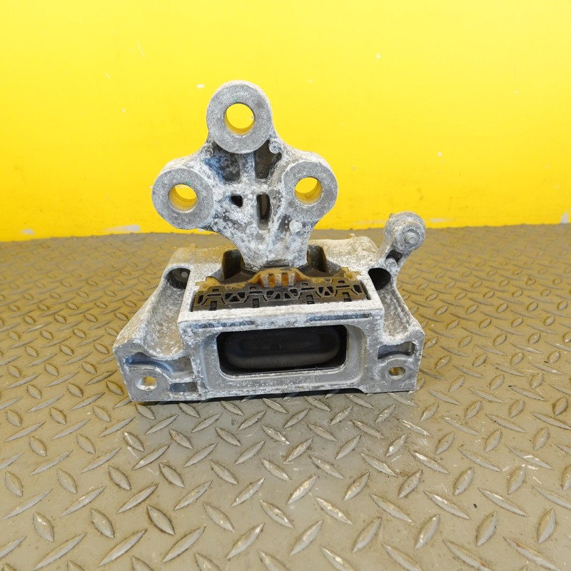 2017-2024 CHRYSLER PACIFICA FRONT LEFT TRANSMISSION MOUNT BRACKET SUPPORT OEM