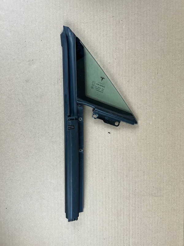 ✅12-20 Tesla Model S Front Right Door Window Corner Glass 43R-001074 w/ scratch