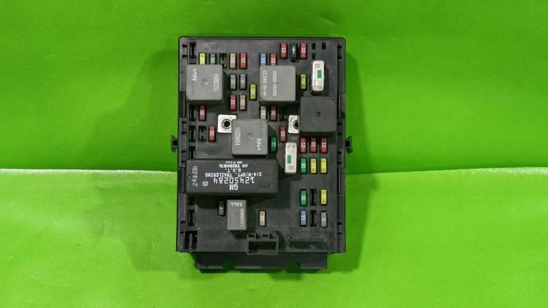 03 04 05 AZTEK INTERIOR FUSE RELAY BOX OEM 4566-6