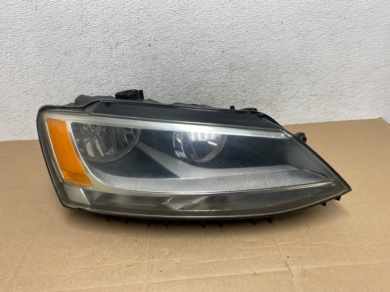 2011 to 2014 Volkswagen Jetta Right Passenger RH Headlight Halogen AE4861 DW