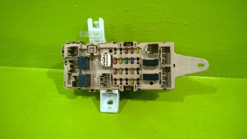 98 99 00 01 02 03 04 GS 400 MULTIPLEX BODY MODULE FUSE RELAY BOX OEM 2885-31