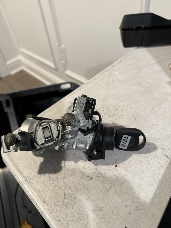 05-14 VW JETTA IGITION SWITCH WITH CYLINDER HOUSING & KEY