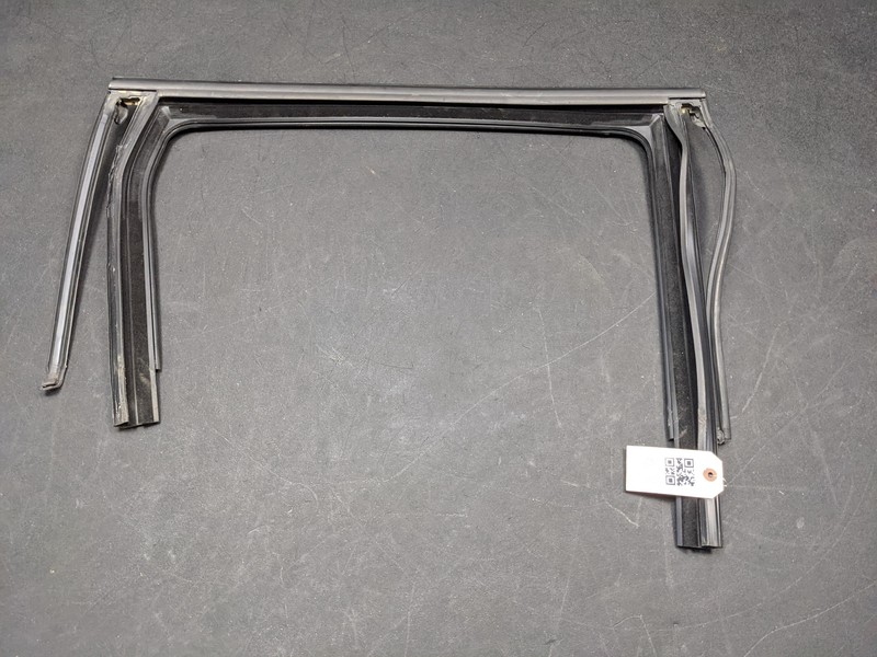 Rear Right Door Window Glass Run Channel 2017 Jeep Cherokee 68156228AF 2014-2022