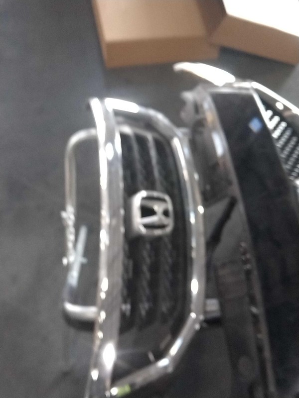 2010 Honda Odyssey Grille Silver OEM 71121SHJA02 Used 150K Miles