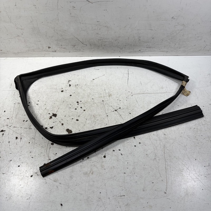 08-12 Honda Accord 4D Left Rear Door Window Run Channel 72775-TA0-A01 OEM