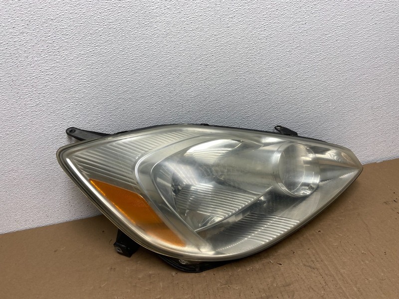 2004-2005 Toyota Sienna Right Passenger Halogen Headlight OEM AB6538 DW