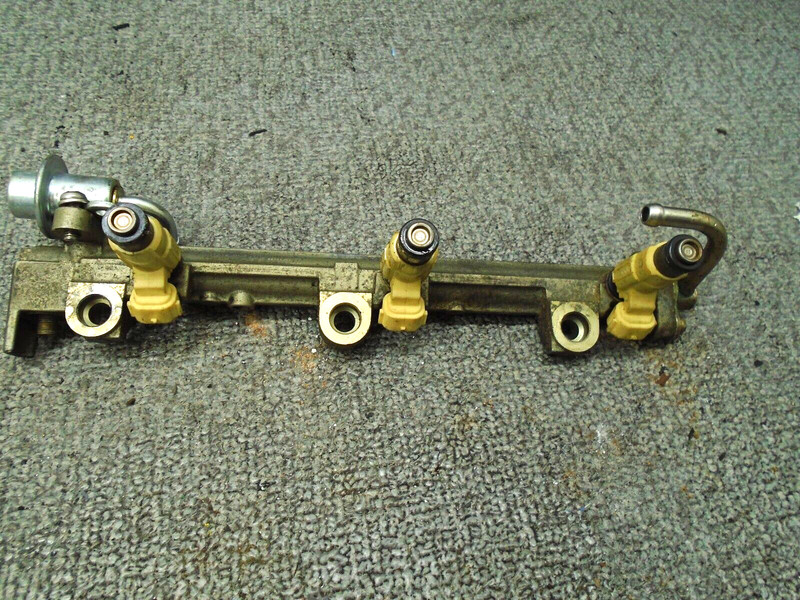 MERCURY YAMAHA FUEL RAIL w/ 3 INJECTORS 888205T1 888212 2003-2006 225HP MOTOR