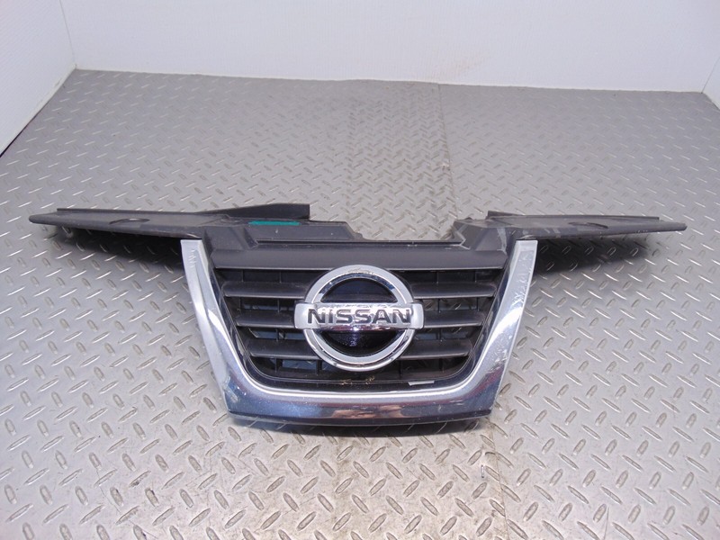 2012 NISSAN JUKE Grille bumper mounted upper OEM