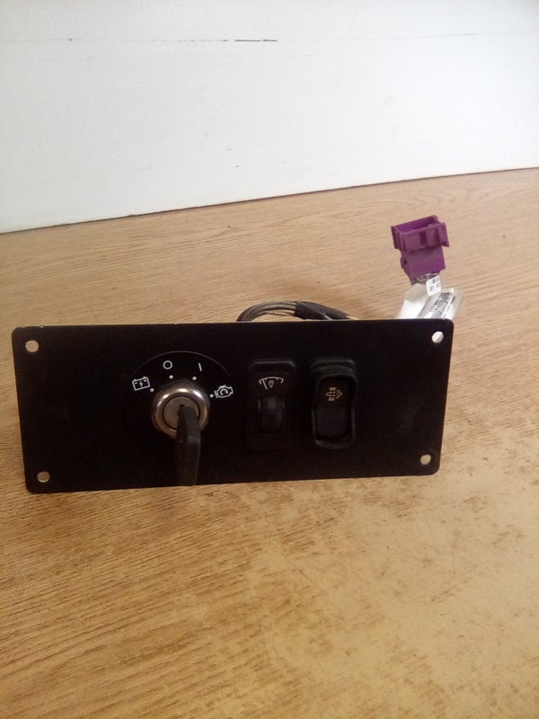Kenworth T370 S64-1292-101110 Ignition Switch Panel W/Key