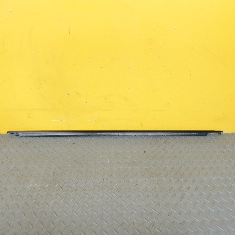 2020-2022 RANGE ROVER EVOQUE FRONT RIGHT SIDE OUTER DOOR WINDOW STRIP OEM