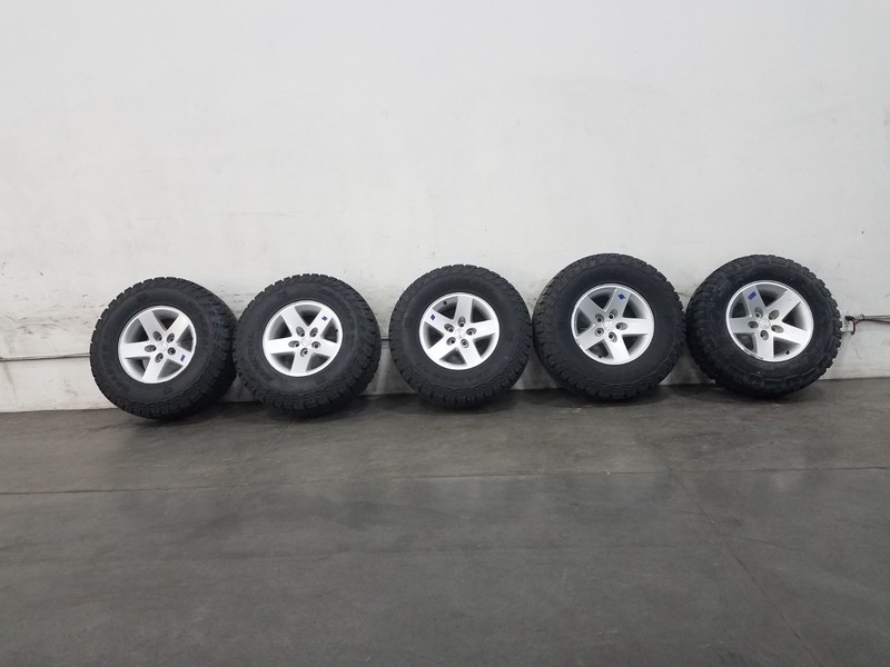 2005 Jeep Wrangler TJ Rubicon 4x4 16x8 Wheel / Tire Set #5144 KK5