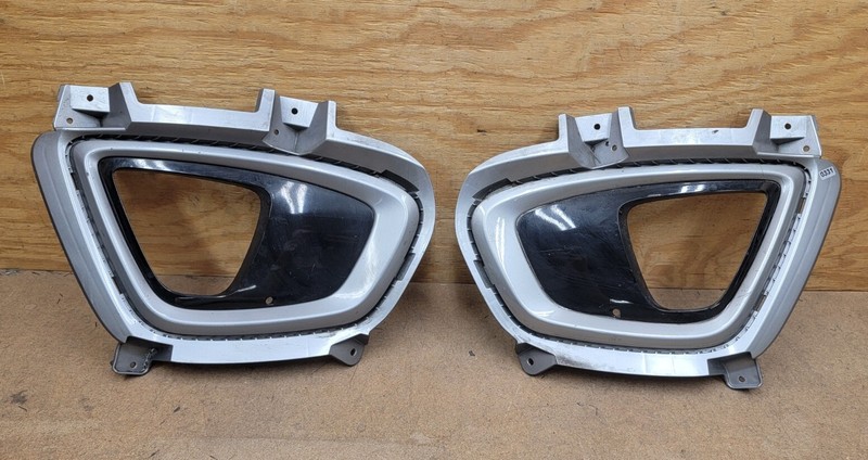 2016 2017 2018 Kia Sorento Front RH & LH Fog Light Grille Bezels 86525-C6000 OEM