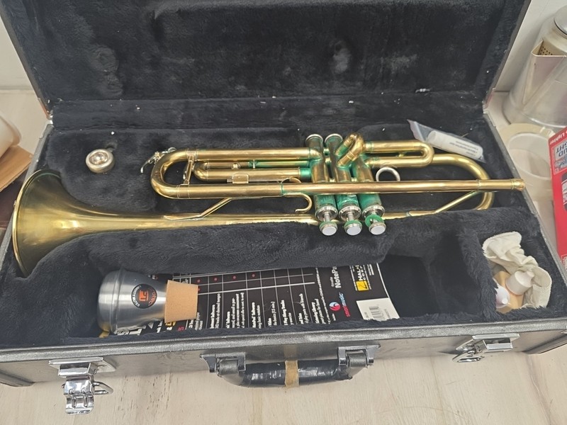 YAMAHA YTR-2335 Trumpet In Case
