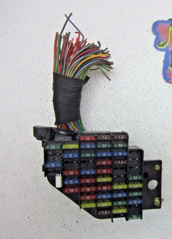 99-03 SAAB 9-3 93 FUSE BOX RELAY SWITCH PANEL 2.0L TURBO ENGINE MOTOR FUSES