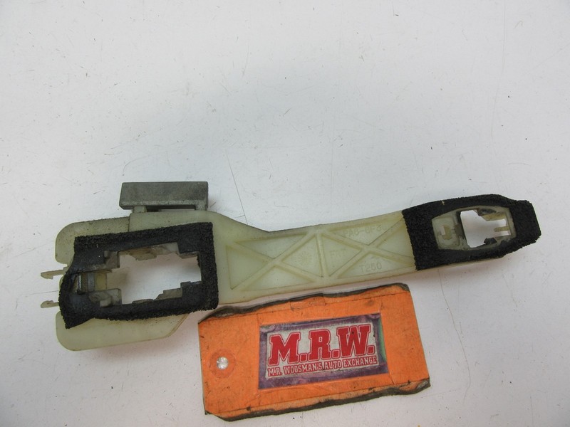 DOOR HANDLE BRACKET MOUNT FRAME RIGHT FRONT PASSENGER SIDE R 08 09 10 SATURN VUE