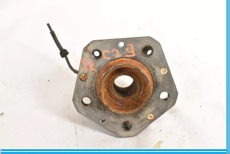 04-08 Maserati Quattroporte M139 Front Left or Right Spindle Knuckle Hub OEM