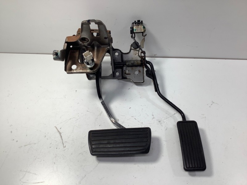 88-89 Honda Accord DX 2Dr Brake and Gas Accelerator Pedal Assy OEM