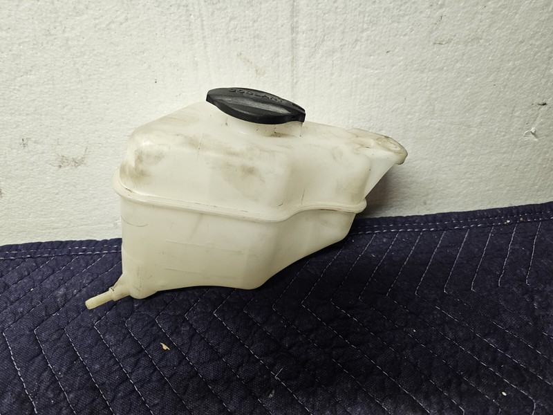 KIA SEDONA/SORENTO 2017 COOLANT RESERVOIR TANK WITH CAP OEM 25430-2W000