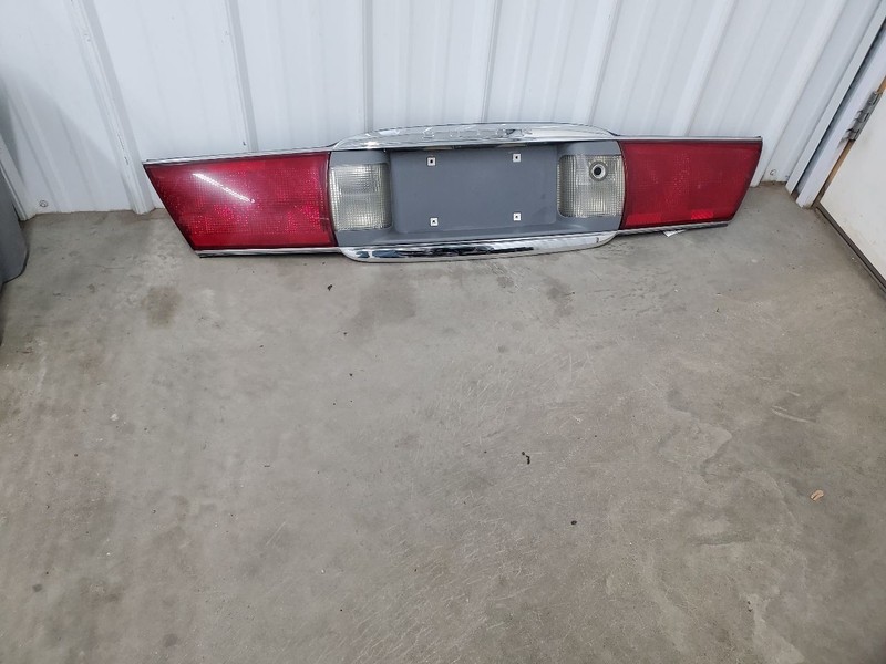 Tail Light Lid Mounted Without Deluxe Trim Fits 00-05 LESABRE 302444