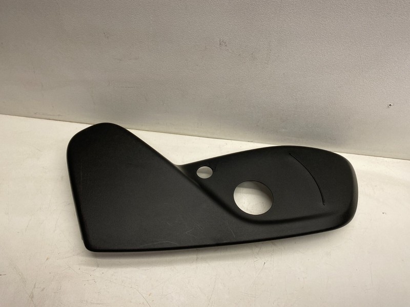 2014-2018 JEEP CHEROKEE RIGHT FRONT SEAT OUTER TRACK COVER TRIM MANUAL SEAT