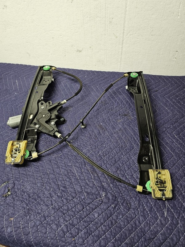 2015FORD FOCUS FRONT RIGHT SIDE WINDOW REGULATOR W/ MOTOR OEM