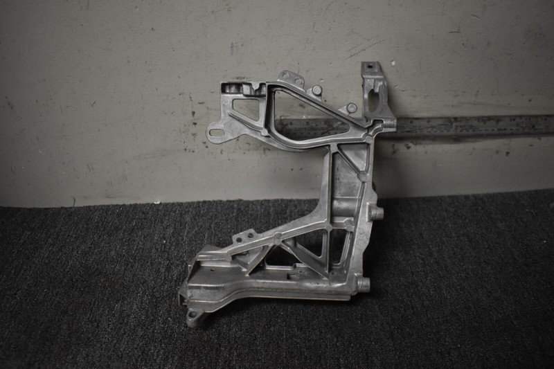 2015-2020 MERCEDES BENZ C350 FRONT UPPER BRACKET FACTORY OEM