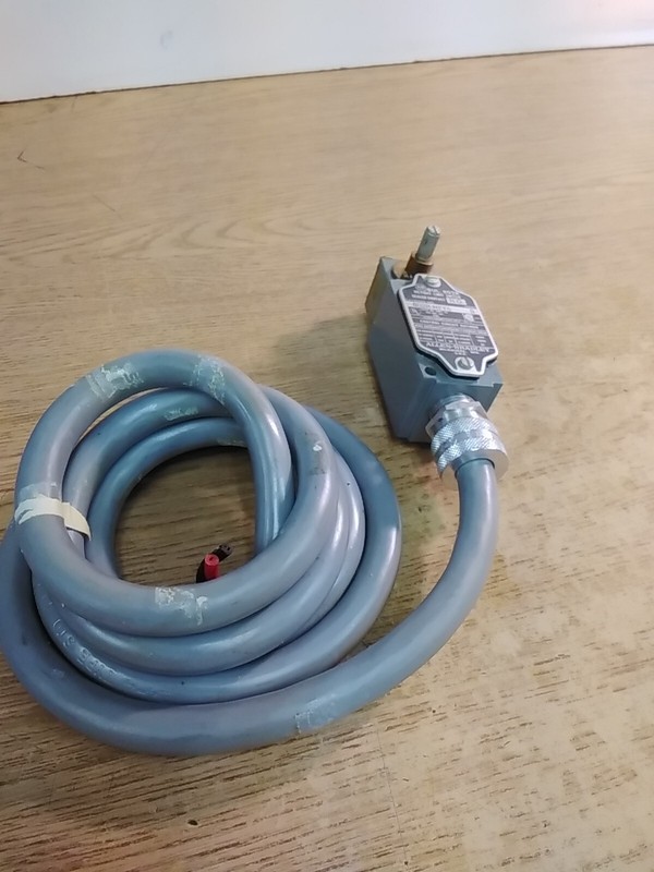 Allen-Bradley 802R-HFY6 Series B Oiltight Limit Switch W/ 6Ft Connector Cord