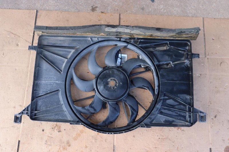 2012-2018 FORD FOCUS 2.0L SEDAN ENGINE COOLING FAN MOTOR SHROUD ASSY OEM