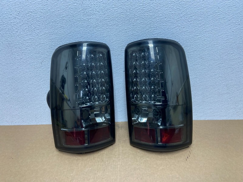 2000 - 2006 Chevrolet Suburban Tahoe Yukon Right Left Tail Lights AC0021