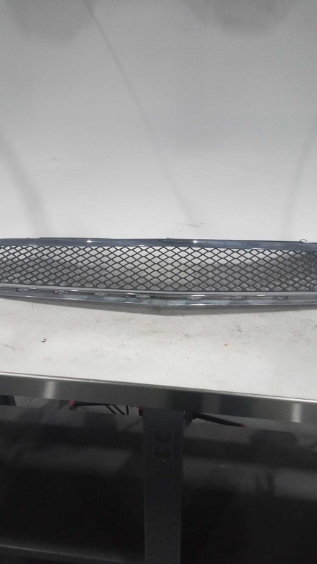 2011 Chevrolet Traverse LS White OEM Upper Grille 15943196 Used 144K Miles