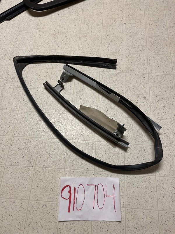 06- 11 CADILLAC DTS Front Left SIDE Window Glass Track OEM