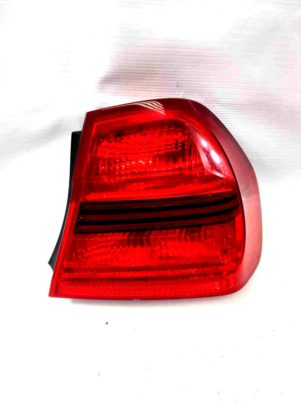 2006 Bmw 325i RH Passenger Side Tail Light Assembly Light Scratches 63217161956