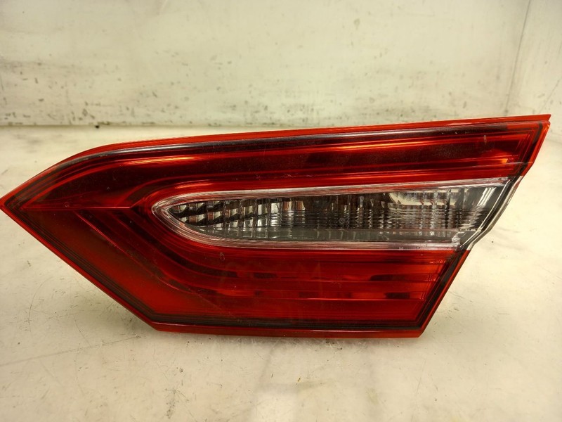 18-23 TOYOTA CAMRY PASSENGER RIGHT TAIL LIGHT DECKLID MOUNTED
