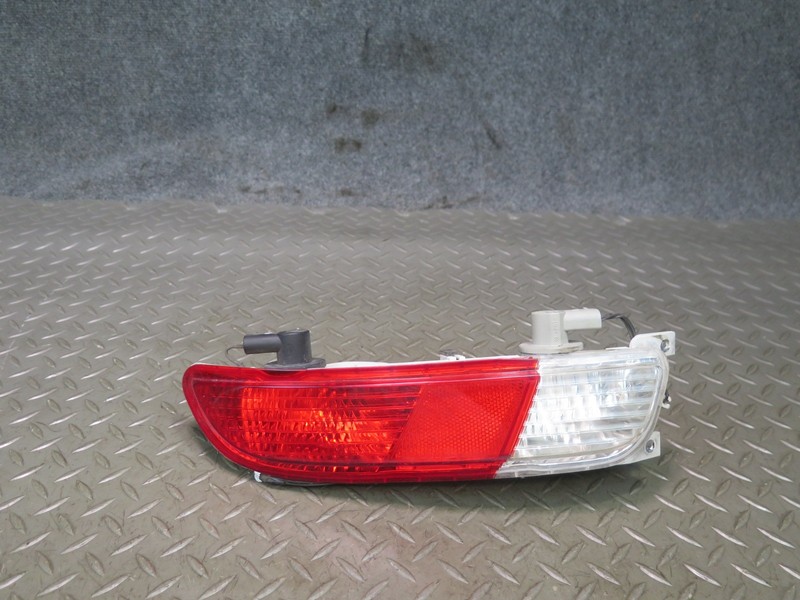 2006-2010 BMW E63 E64 M6 REAR BUMPER RIGHT REVERSE BRAKE LIGHT LAMP 7165818