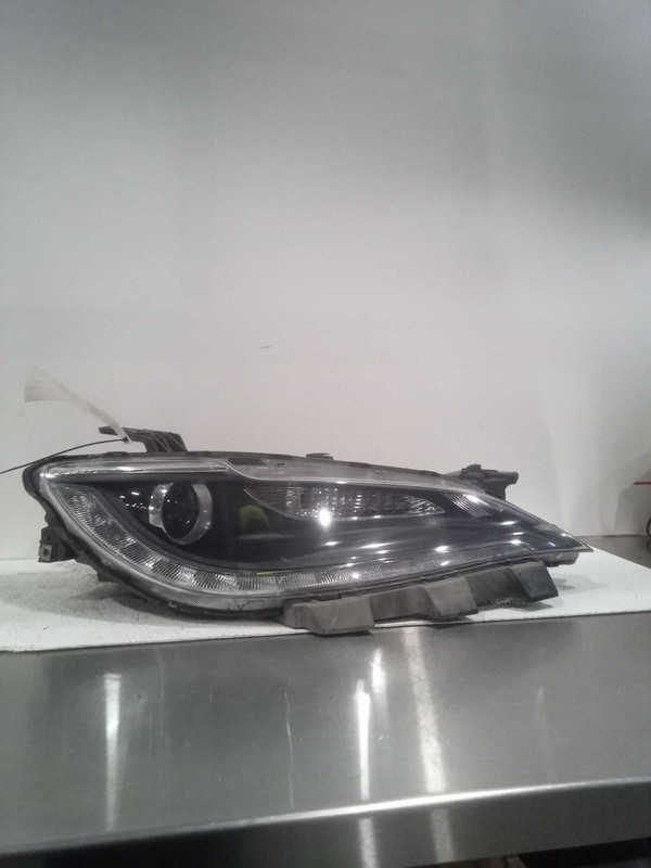 2015 Chrysler 200 Right Headlight Assembly OEM Used White 363725 94K Miles