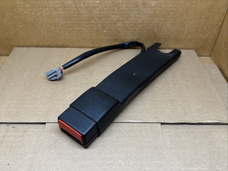 2013-2019 Dodge Ram Classic Pickup FRONT Left -or- Right Seat Belt Buckle Black