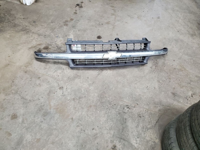 Grille Chrome Center Bar Fits 99-02 SILVERADO 1500 PICKUP 298771