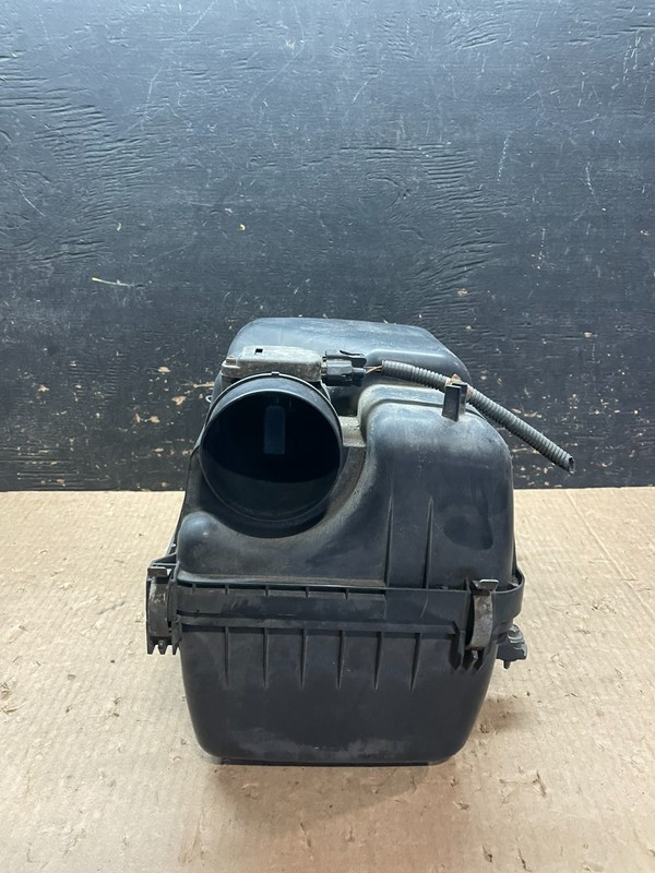 2001-2004 Toyota Sequoia Tundra 4.7L V8 Air Cleaner Intake Filter Box Z3354 DG
