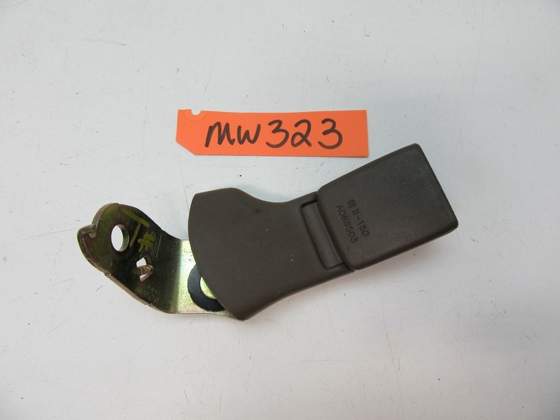 94 LEXUS ES300 BACK REAR MIDDLE CENTER SEATBELT SEAT BELT LATCH BUCKLE CAR BROWN
