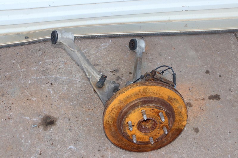 2007-2010 CADILLAC ESCALADE FRONT RIGHT SPINDLE KNUCKLE HUB W/ CONTROL ARM OEM