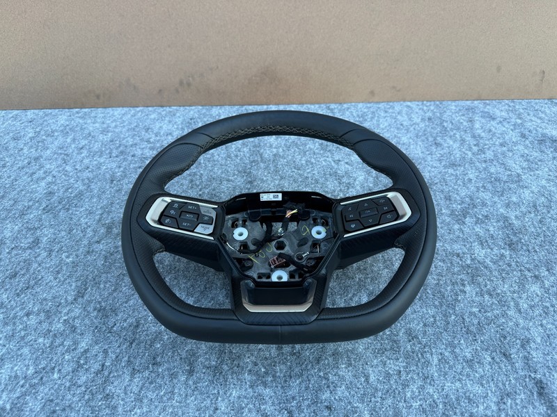 FORD MUSTANG GT 2024-2026 LEFT WHEEL BLACK LEATHER W/ SWITCHES ASSEMBLY