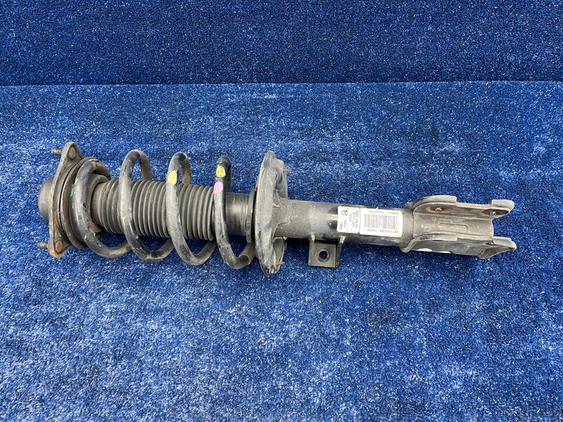2016-20 KIA SORENTO FWD FRONT RIGHT SIDE SHOCK ABSORBER STRUT W/ COIL SPRING OEM