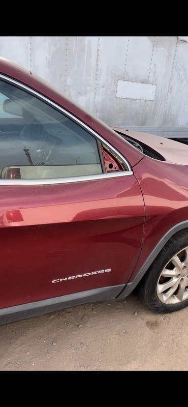 14- 2018 Cherokee RH Passngr Frnt Door Temprd Glass PRP Cherry Red Lite Scratchs