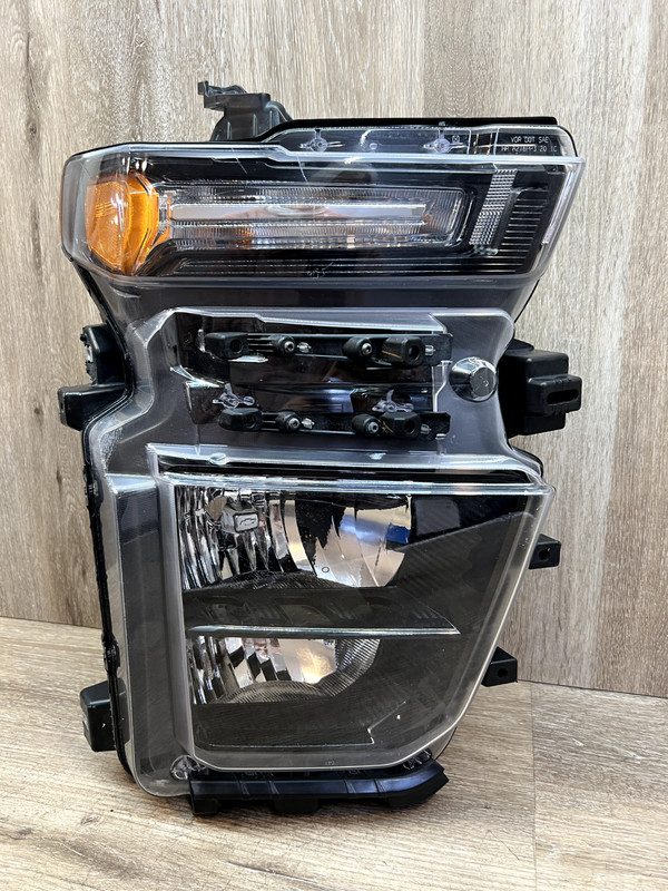 2024 Chevrolet Silverado RHHeadlamp GM ASSY OEM 86531650