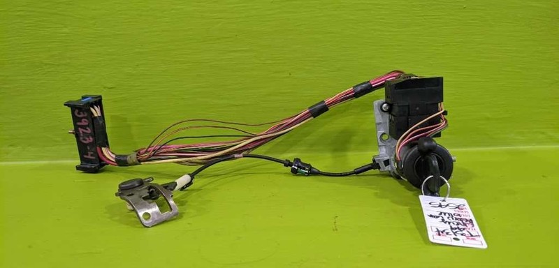 99 ASTRO VAN IGNITION SWITCH CYLINDER HOUSING W/KEY OEM 3923-4