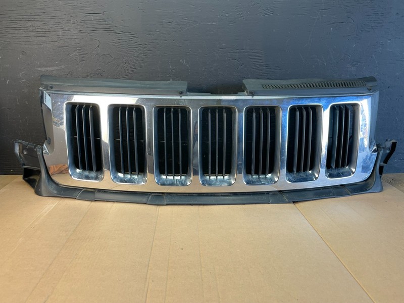 2011 to 2013 Jeep Grand Cherokee Front Upper Grill Grille OEM AC2060 DG
