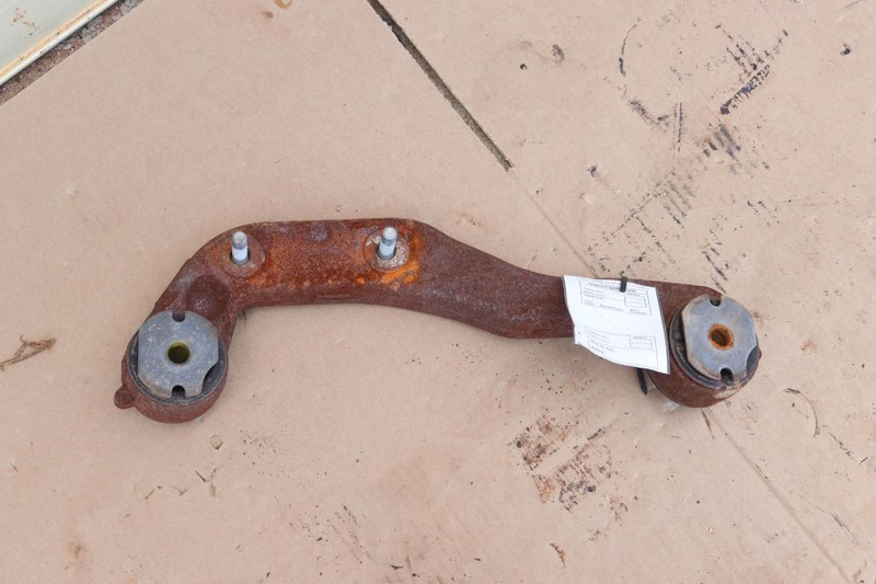 2011-2023 CHEVY SILVERADO 2500HD FRONT RIGHT DIFFERENTIAL SUPPORT BRACKET OEM