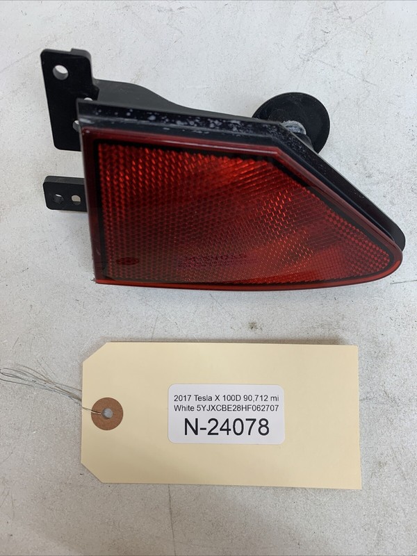 12-22 TESLA MODEL X RIGHT TAIL LIGHT Taillight REFLECTOR 1022421-00-C 24078 B139