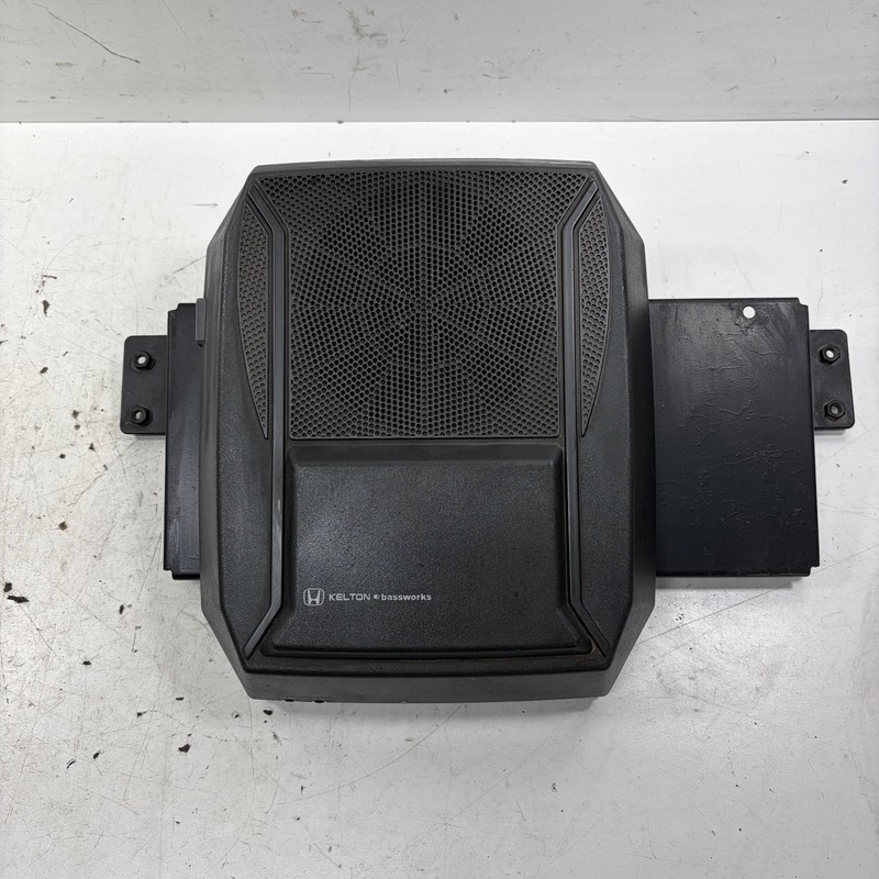 02-04 Honda CR-V Subwoofer 08A39-EP7-100 OEM