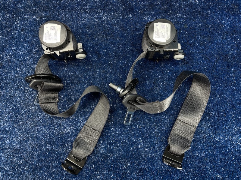 17–19 Cadillac XT5 Rear Seat Shoulder Belt Retractors Set OEM 84212171 84212165